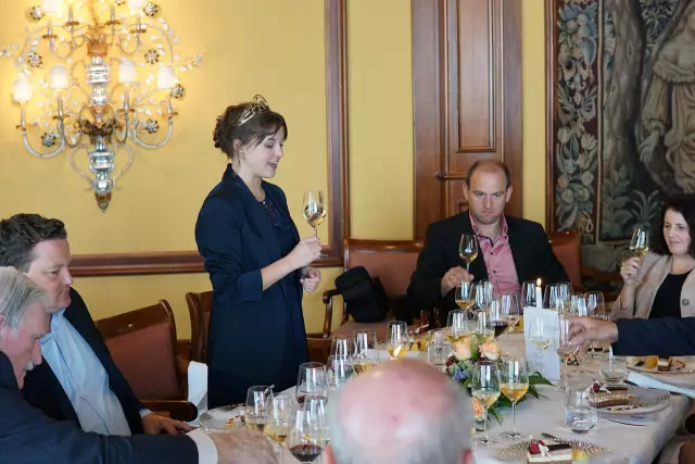 Sina Erdrich bei ihrer Weinansprache im Colombi-Hotel.