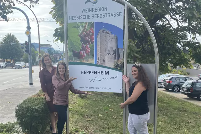 von l. nach r.: Eva Müller, Eva Lanzerath und die Bergsträßer Weinkönigin Heike Knapp bei der Einweihung der „Weinroute Hessische Bergstraße“