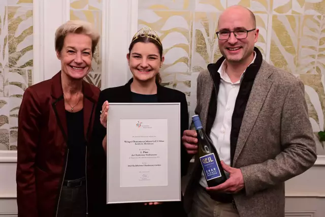 Den 1. Platz des DWI-Sonderpreises Chardonnay gewinnt das  Weingut Ökonomierat Johann Geil I. Erben.
(v.r.n.l.) Monika Reule, DWI-Geschäftsführerin, Katharina Gräff – Deutsche Weinprinzessin, Johannes Geil-Bierschenk