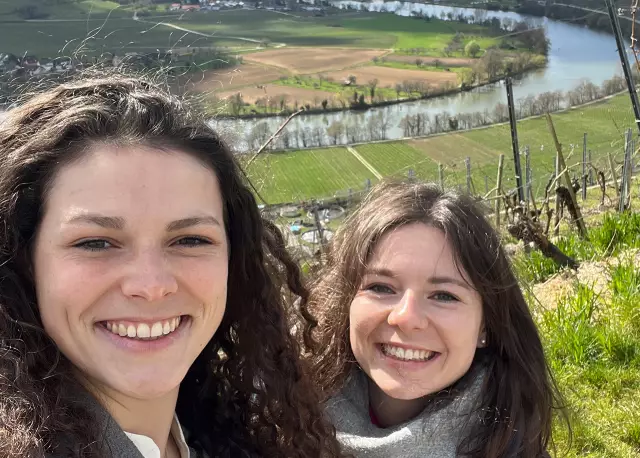 Weinkönigin Katrin Lang und Weinprinzessin Juliane Schäfer genießen den Blick über württembergische Weinberge entlang der Neckarschleife.