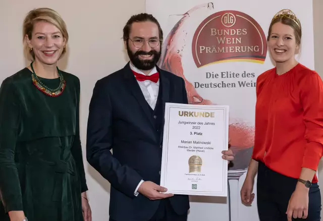 v.l.n.r.: Freya von Czettritz (CEO DLG), 3. Platz Jungwinzer/innen des Jahres 2022: Marian Malinowski (Saale-Unstrut), Luise Böhme (Deutsche Weinprinzessin). Foto: FelixHolland.de