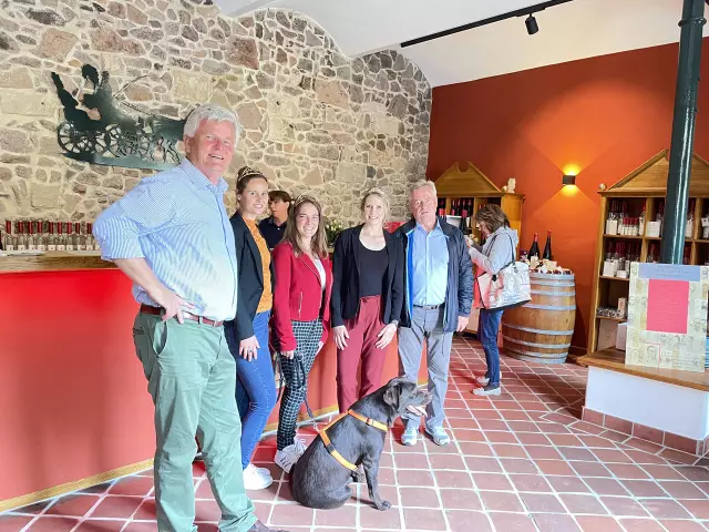 von l. nach r.: Prof. Dr. Georg Prinz zur Lippe, Eva Müller, Eva Lanzerath, die Sächsische Weinprinzessin Ann-Kathrin Schatzl und der Vorsitzende des Weinbauverband Sachsen Frank Neupold