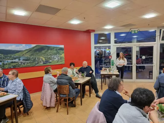 Anfang November brachte Linda Trarbach rund 20 Weinliebhabern im Globus-Markt in Zell an der Mosel die Weine aus den 13 deutschen Anbaugebieten näher.