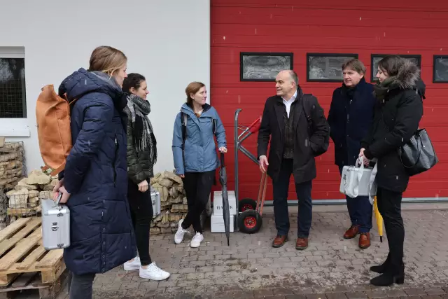 Die deutsche Weinkönigin Katrin Lang und die Deutschen Weinprinzessinnen Luise Böhme und Juliane Schäfer besuchen das Weingut Hauck in Bermersheim. 