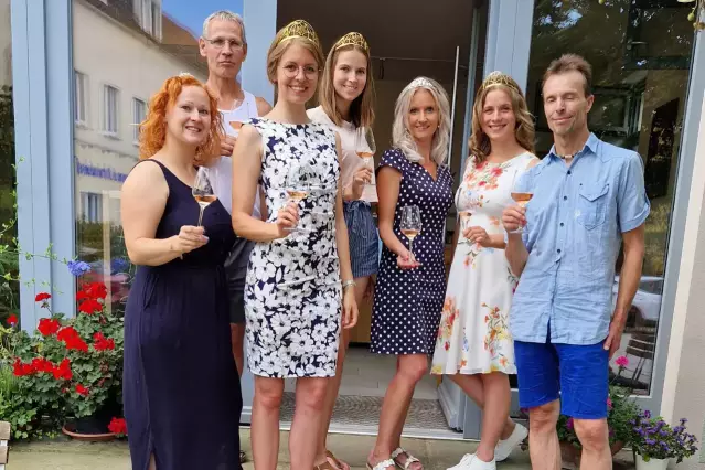 Begleitung gab es durch die Sächsischen Weinhoheiten Alona Chesnok (Weinkönigin), Sabine Leonhardt (Weinprinzessin), und Nicole Baumgärtel (Weinprinzessin).