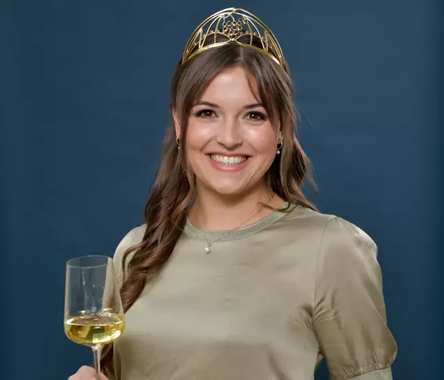 Sina Erdrich, German Wine Queen 2021/22, will share first-hand information on German Wines. 