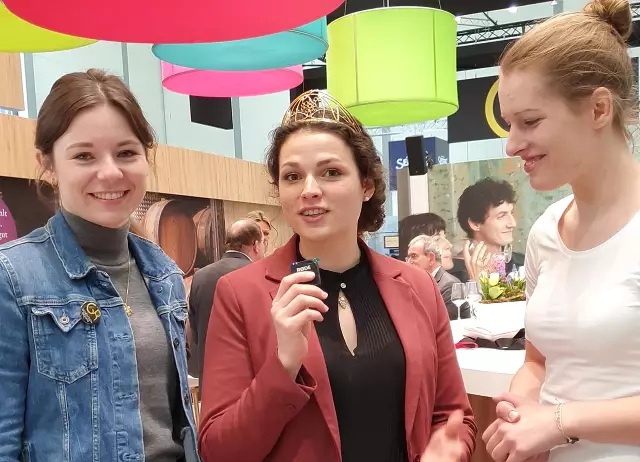 Deutsche Weinbotschafterinnen Juliane Schäfer, Katrin Lang und Luise Böhme begeistern Besucher der ProWein für deutsche Weine. (V.l.n.r.).