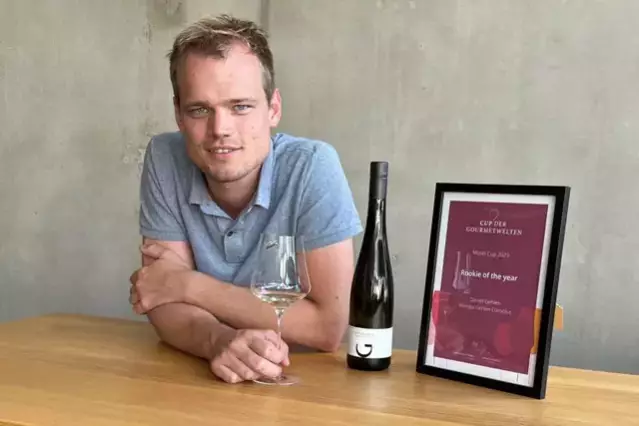 Winzer Daniel-Gehlen von dem Weingut Gehlen-Cornelius gewann in der Kategorie "Rookie of the Year 2023", was soviel bedeutet wie "Bester Newcomer" des Wettbewerbs. Fotoquelle: Gesa Noormann für Gourmetwelten