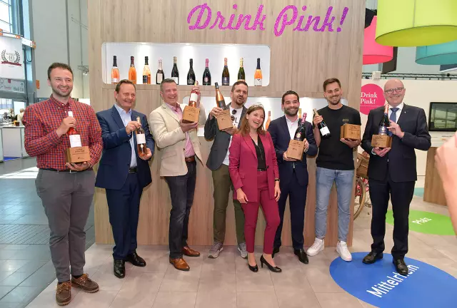 Das sind die Gewinner von "Deutschlands beste Roséweine": Weingut Jakob Schneider (Jakob Schneider), Weingut Bimmerle (Siegbert Bimmerle, Kellermeister Philipp Milke), Weingut Bergdolt-Reif & Nett (Christian Nett), Weingut Reichsrat von Buhl (Dennis Geller), Weingut Franz Keller (Hannes Wolf), Weingut Juliusspital (Horst Kolesch). Mittendrin: Die Deutsche Weinkönigin Sina Erdrich, eine der Laudator/innen.