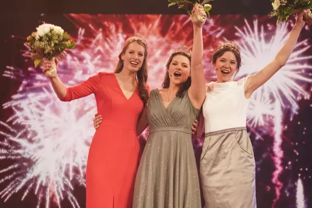 Finale und Krönung der 74. Deutschen Weinmajestäten im September 2022: Luise Böhme, Katrin Lang, Juliane Schäfer (v.l.n.r.)