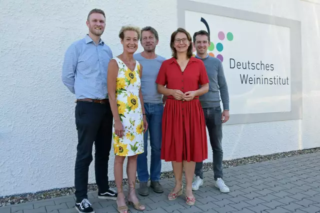 Kooperationsvereinbarung Deutschen Weininstitut (DWI) und Hochschule Geisenheim University (HGU)
v.l.n.r.: Christoph Kiefer (HGU), Monika Reule (DWI), Eberhard Abele (DWI), Prof. Dr. Simone Loose (HGU), Antoine Wetzler (HGU)