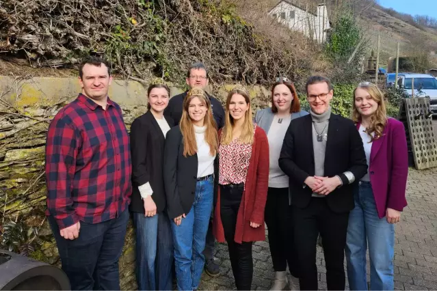 Weinhoheiten erkunden den Mittelrhein: Zu Besuch bei Mittelrhein-Weinkönig Felix mit den Weinprinzessinnen Johanna und Anna.