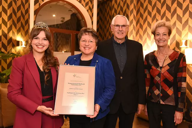 3. Platz des DWI-Rosé-Sonderpreises 
V.l.n.r. Sina Erdrich (Deutsche Weinkönigin), Doris Emmerich-Koebernik, Ernst-Günter Koebernik, (Weingut Emmerich-Koebernik), Monika Reule, (Deutsches Weininstitut)