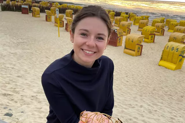 Juliane Schäfer bei der Weinfesteröffnung am Strand in Cuxhaven.
