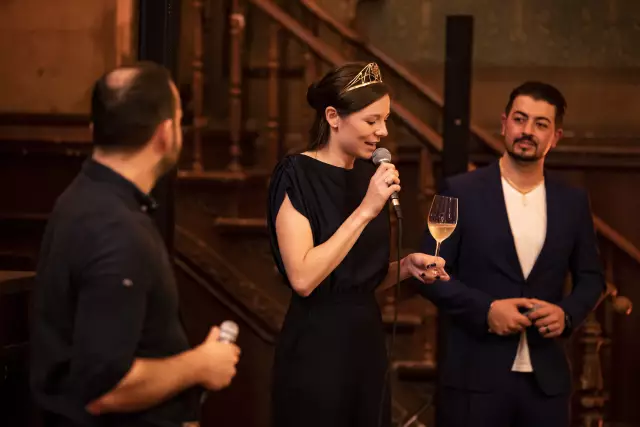 Deutsche Weinprinzessin Juliane Schäfer mit Serhat Aktas (rechts) beim Sektfestival in Berlin. Foto: Der Weinlobbyist