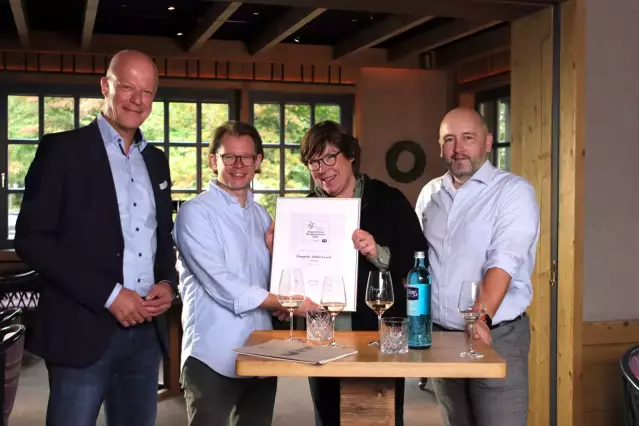 Preisträger in der Kategorie „Gastronomie Allgemein“ ist das Restaurant Diergardts "Kühler Grund" in Hattingen.
 v.l.n.r. Ingolf Sperling, SELTERS, Philipp Diergardt, Christina Fischer, Jurymitglied, Andreas Kaul, DWI