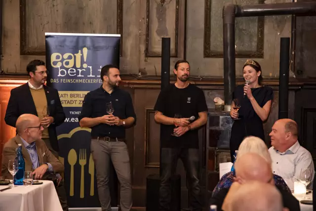 Juliane Schäfer (Deutsche Weinprinzessin) erklärt die Besonderheiten des Winzersekts beim Sektfestival in Berlin. Foto: Der Weinlobbyist