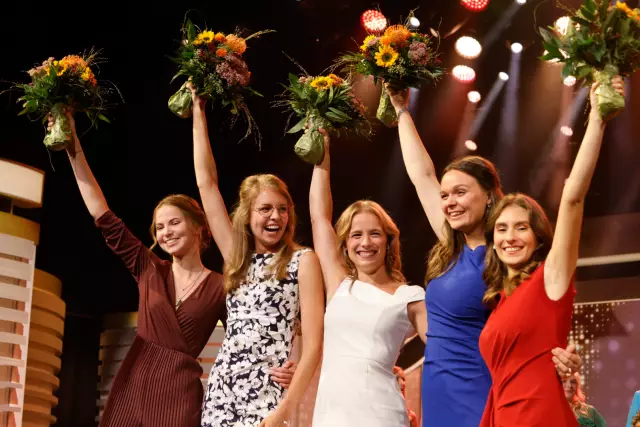 Gruppenfoto Finalistinnen vlnr. Lea Baßler aus der Pfalz, Eva Brockmann aus Franken, Jessica Himmelsbach aus  Baden, Sarah Röhl von der Mosel, Katja Föhr aus dem Rheingau.