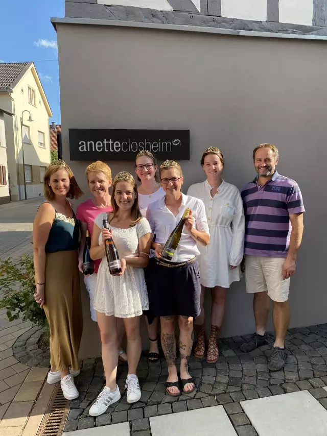 von l. nach r.: Eva Müller, Winzerin Anette Closheim, Eva Lanzerath, Nahe-Weinkönigin Laura Tullius, Nahe-Weinprinzessin Rebecca Schramm, Nahe-Weinprinzessin Nina Schönbein, unbekannt