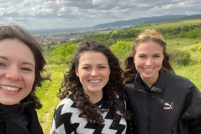 Juliane Schäfer und Katrin Lang besuchen mit der Pfälzischen Weinkönigin Lea Baßler (v.l.n.r.) die Weinbergslagen Zeller Schwarzer Herrgott und Kindenheimer Heiligenkirch.