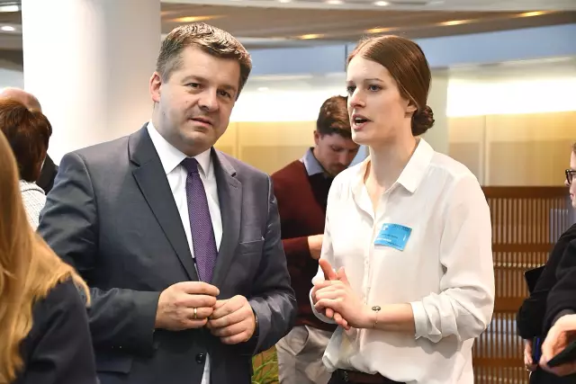 Die Deutsche Weinprinzessin Luise Böhme mit Sven Schulze, Minister für Wirtschaft, Tourismus, Landwirtschaft und Forsten des Landes Sachsen-Anhalt in Brüssel.