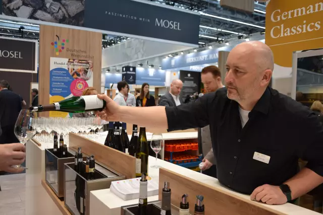 Große Nachfrage nach den German Classics am DWI-Stand. Andreas Kaul, Ressortleiter Hotellerie, Restaurant und Fachhandel des DWI.