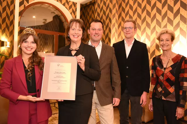 1. Platz des DWI-Rosé-Sonderpreises V.l.n.r. Sina Erdrich (Deutsche Weinkönigin), Birgit Zehe-Clauß, Marcus Clauß, Marcel Remmert (Weingut Zehe-Clauß), Monika Reule, (Deutsches Weininstitut)