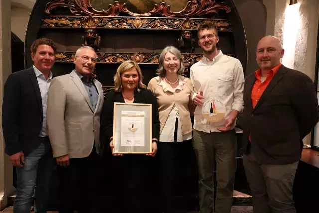 Die Gewinner des Fachhandelspreises 2023: 
Marlies Bohnengel, Sonja und Johannes Weigand, Genussvinothek Edelfrei. Foto li.: Jörg Winkler, Klaus Herrmann - Wein+Markt; Foto re.: Andreas Kaul, DWI.  
Copyright: Frank Gayde