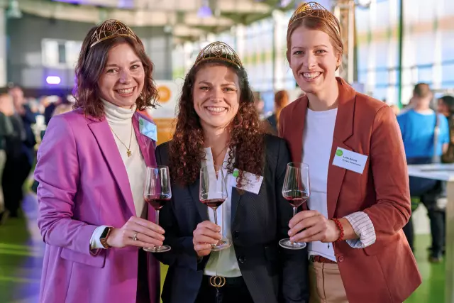 Auf der WeinTour im Einsatz: Die deutschen Weinmajestäten Juliane Schäfer, Katrin Lang und Luise Böhme (vlnr).