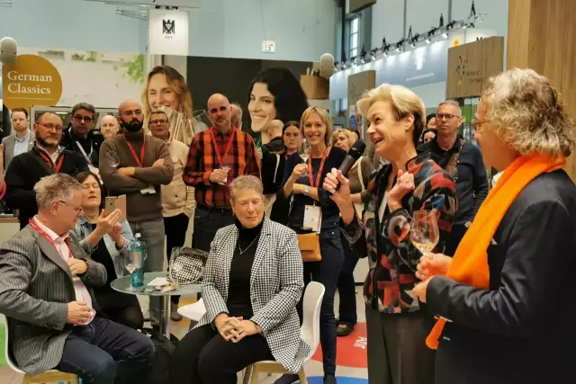 "Orange Hour" am DWI-Proweinstand. Rechts im Bild: Monika Reule - DWI Geschäftsführerin, Alain Jacobs - Leiter WoG Niederlande