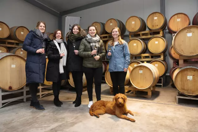 Dr. Jana Hauck leitet heute das Familienweingut, das viel Export betreibt. Nach einer Betriebsführung probieren Juliane, Luise und Katrin neue und gereifte Jahrgänge sowie traditionelle und seltene Rebsorten. Mit dabei die Hündin Lucy.