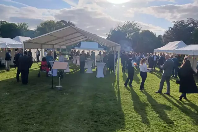 Bestes Wetter, hervorragende Weine: Die großzügige Parkanlage der Residenz in Dublin bot eine malerische Kulisse.