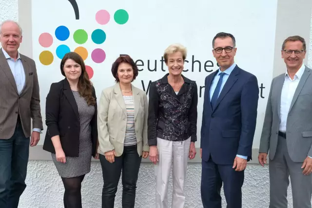 from left: Federal Officer Dr. Michael Koehler (BMEL), Ina-Johanna Becker (DWI), Dr. Claudia Hammer (DWA), General Manager Monika Reule (DWF/DWI/DWA), Federal Minister of Agriculture Cem Özdemir, Director Marketing Steffen Schindler (DWI). photo source: BMEL