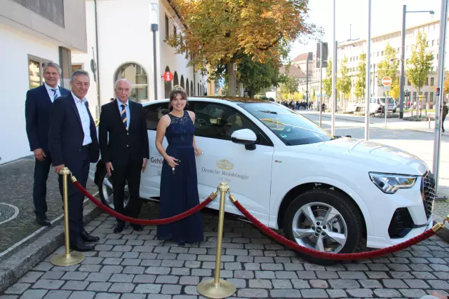 Franz Xaver Grünwald, Chef des Autohauses Gehlert, überreicht Sina Erdrich die Schlüssel zum neuen Dienstwagen.