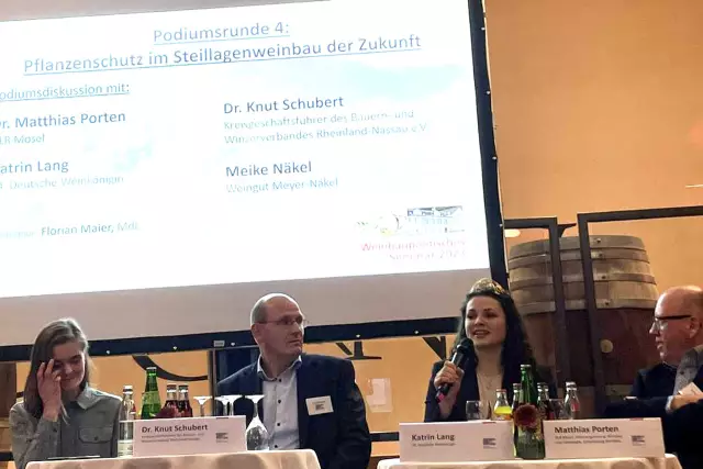 Deutsche Weinkönigin Katrin Lang besucht als Podiums-Teilnehmerin das Weinbaupolitische Seminar der Friedrich-Ebert-Stiftung in Dernau. 
 Weitere Teilnehmer: Dr. Matthias Porten (DLR Mosel), Dr. Knut Schubert (Kreisgeschäftsführer des Bauern- und Winzerverbandes Rheinland-Nassau e.V.), Meike Näkel (Weingut Meyer-Näkel) und Florian Maier, MdL Weinbaupolitischer Sprecher der SPD-Landtagsfraktion in RLP.