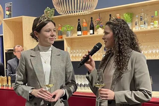 Im Doppel: Deutsche Weinprinzessin Juliane Schäfer (links) und Deutsche Weinkönigin Katrin Lang (rechst) auf der IGW Berlin.