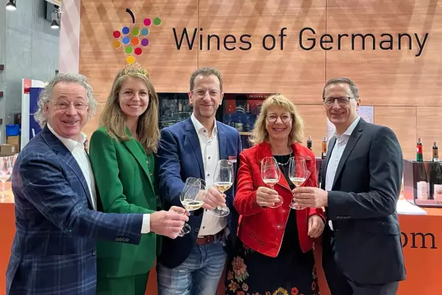 WoG-Stand Vinexpo 2024. Alain Jacobs- Leiter Wines of Germany Niederlande, Deutsche Weinkönigin Eva Brockmann, Michael Schemmel, Ulrike Bahm - DWI-Marketing, Steffen Schindler - DWI-Marketing-Leiter (v.l.n.r.)