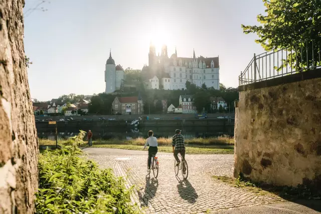 Mit dem Fahrrad auf dem Elbradweg nach Meißen fahren. Foto: Erik Gross (DML-BY) // Cycling to Meissen on the Elbradweg.
Photo:  Erik Gross (DML-BY)