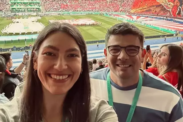 Gina Gehring vom Weingut Gehring und Jan Hallerbach von der Winzergenossenschaft Mayschoß-Altenahr  schenken Weine beim DFB-Pokalfinale aus.