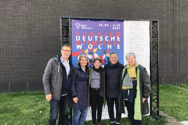 Die Deutsche Weinkönigin Sina Erdrich (3. v.l.) inmitten weiterer Gäste der Deutschen Woche in Danzig (v.l.): Heico Geffken (Bremer Rathaus), Claudia Staffeldt (Bremer Ratskeller), Sina Erdrich, Florian Stahl (Bremer Ratskeller) und Birgitt Rambalski (Protokollchefin der Senatskanzlei).