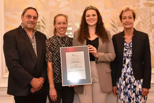 Preisverleihung: Der 3. Platz ging an das Weingut Escher. 
(v.l.n.r.) Toni Escher, Petra Escher, Weingut Escher; Katrin Lang, Deutsche Weinkönigin; Monika Reule, Geschäftsführerin DWI  
© Norbert Krupp