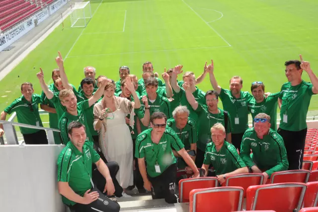 Die ehemalige Deutsche Weinkönigin und Geisenheimer-Absolventin Josefine Schlumberger (Mitte) wird Vizepräsidentin der Fußballnationalmannschaft der Winzer (Foto: Bernhard Herzer).