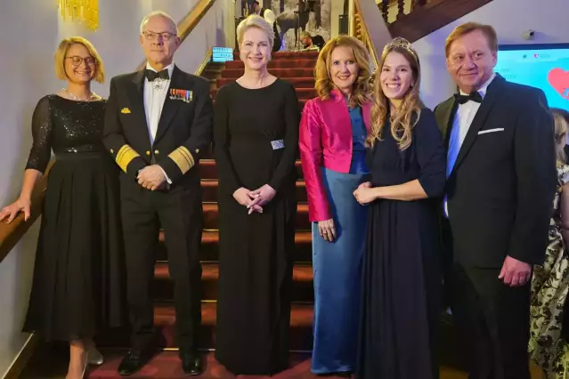 Weinprinzessin Julia Lambrich zusammen mit der Ministerpräsidentin Manuela Schwesig