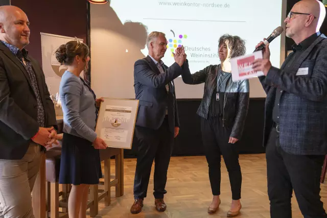 von l. nach r.: Andreas Kaul (Deutsches Weininstitut), Sina Erdrich, Hero Janßen & Monika Janßen (Weinkontor Nordsee), Werner Engelhard (Wein+Markt)