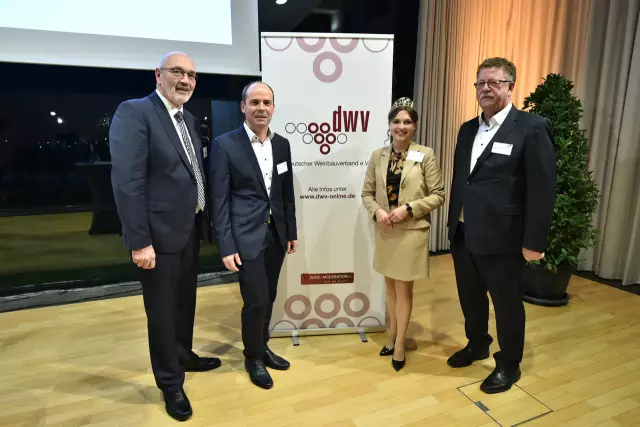 Auf dem Parlamentarischen Abend sprachen DWV-Präsident Klaus Schneider, Hofrat Franz G. Rosner von der Höheren Bundesanstalt und dem Bundesamt für Wein- und Obstbau Klosterneuburg in Österreich, Staatssekretär Hans-Joachim Fuchtel (vlnr) sowie die Deutsche Weinkönigin Sina Erdrich 2.v.r.) zu den geladenen Gästen (Foto: Marc-Steffen Unger).