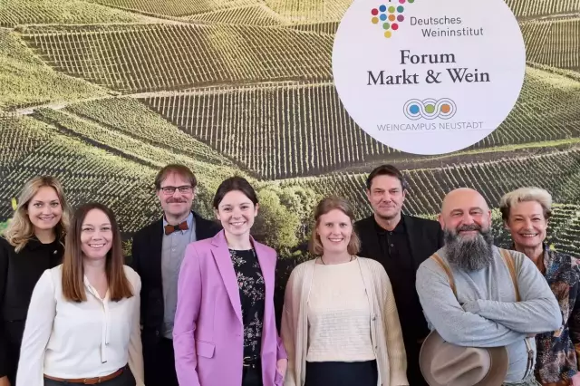 Referentinnen und Referenten: Julia Pieroth, Social Media - Weingut Dreissigacker; Prof. Laura Ehm, Weincampus Neustadt; Jochen Bähr, Pfalztraube GmbH; Juliane Schäfer, Deutsche Weinprinzessin; Katrin Oster,  DLR Rheinpfalz; Alexander Woll, Globus Holding GmbH & Co. KG; Christoph Hammel, Weingut Hammel; Monika Reule, Geschäftsführerin DWI (v.l.n.r.)