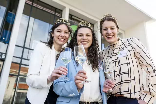 Die drei Weinhoheiten unterwegs auf den WineWalks: DWP Juliane Schäfer (li.),  Deutsche Weinkönigin Katrin Lang(Mitte), DWP Luise Böhme (re.)