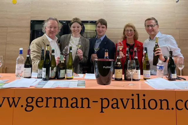 vlnr.: DWI-Büroleiter Alain Jacobs, Deutsche Weinprinzessin 2022/23 Juliane Schäfer, Sommelier Weltmeister Marc Almert, DWI-Projektmanagerin Ulrike Bahm und DWI-Marketingleiter Steffen Schindler.