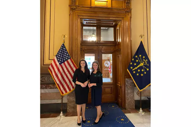 Meine Begleiterin Jessica und ich besuchen Lieutenant Governor Suzanne Crouch