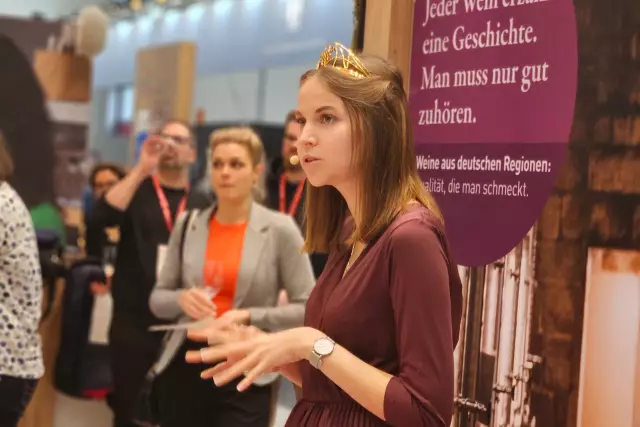 Weinprinzessin Lea Baßler bei der Moderation einer Verkostung mit Generation Riesling vor Fachpublikum. 